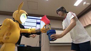 「はじめまして、ぼくは『ミロキ』」AI搭載ロボットが小学校に!児童と交流 感情読み取る機能も=静岡・沼津市