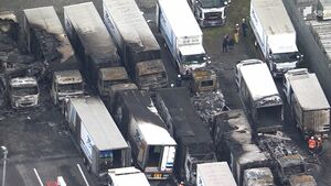 「炎、煙が見える」運送会社で駐車中のトラック17台焼く 倉庫や民家にも延焼、3時間半後鎮火=静岡市清水区