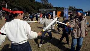 広大なススキの草原でバトル静岡県東伊豆町「細野高原」でチャンバラ合戦 武器はスポンジ製の刀　=静岡・東伊豆町