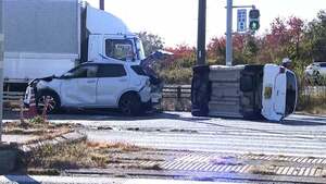 国道1号で大型トラックや乗用車など9台が関係する事故 7人が病院に運ばれる=浜松市中央区篠原町