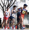 男子２０キロ競歩優勝した山西利和（右）と競り合う３位になった池田向希（中央）。左は２位の高橋英輝＝神戸市