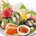 刺身と珍味など酒の肴を7点以上盛合せにしました。