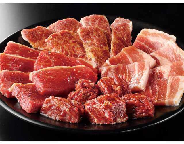 四種類のお肉の盛り合わせ。まずはこれから♪