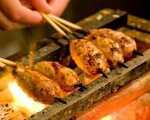 毎日店で生ミンチ肉を手ごねで調理し生つくねを作り炭火焼。