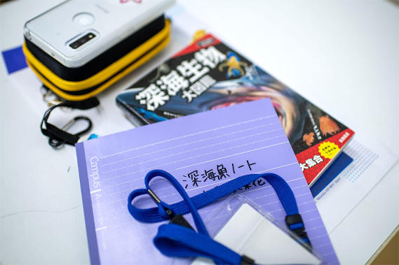 休憩時間も、図鑑や写真を見ながら深海の話題で盛り上がる