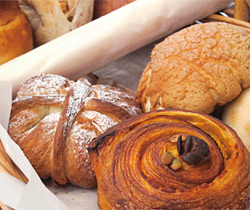 自家製クリームたっぷりな「ミルキーフランス」150円など菓子パンは学生を中心に人気。「くるみとクランベリーのベーグル」175円や、角切りのサツマイモが入った「おさつフランス」235円などの食事パンもおいしい