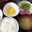 「たまごかけごはん」（なめたけおろし・ご飯・味噌汁・漬物付き）