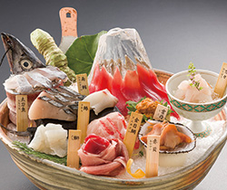 「天然南鮪と鮮魚の刺身盛り合わせ（富士山盛り）」1人前1058円（2人前～）
