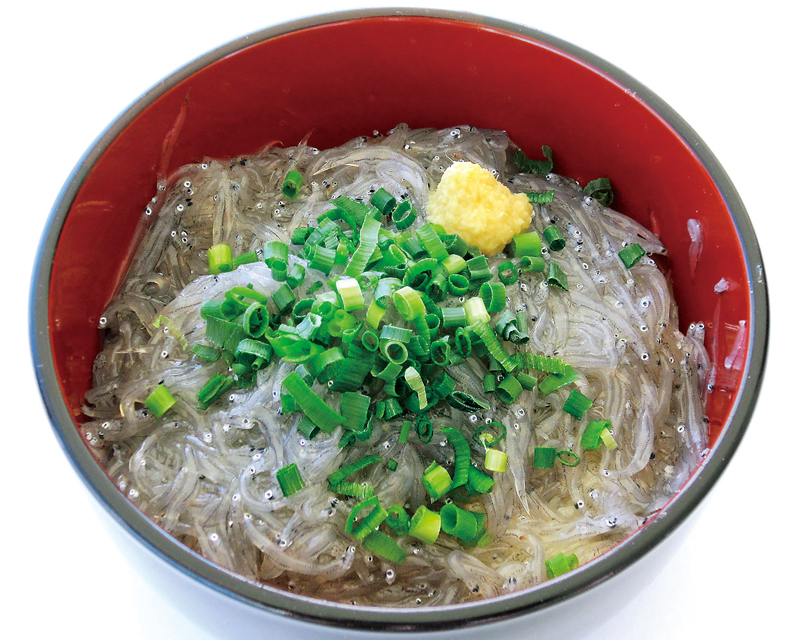 新鮮なシラスをふんだんに盛り付けた「生シラス丼」