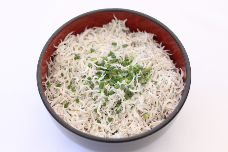 生で食べられるシラスを釜揚げにした贅沢な「釜揚げしらす丼」