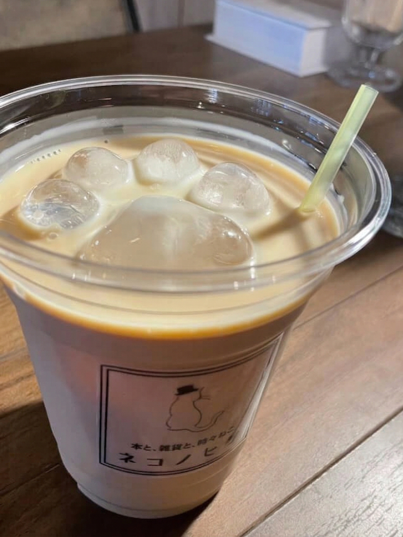 肉球の形をした氷が浮かんだミルクティ