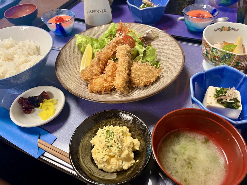 割烹 磯藤】 定食好き必見！全10種の1300円ランチは、主菜も副菜も