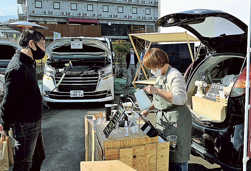 トヨタの燃料電池車が電力供給し、生産者や飲食のブースが出店した軽トラマーケット＝裾野市岩波