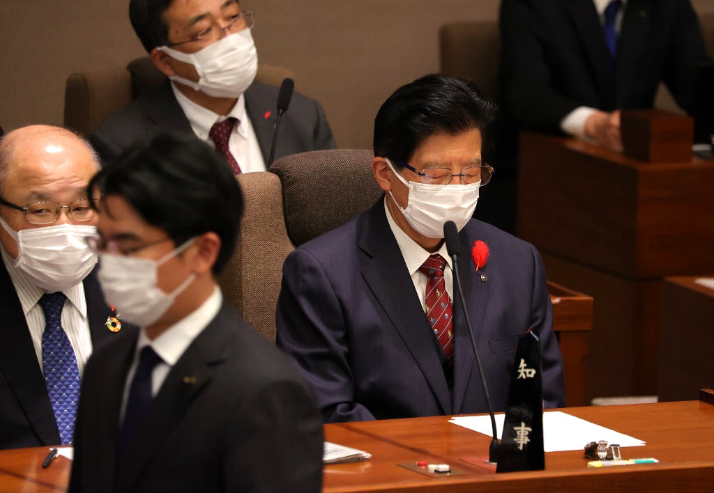 県議会臨時会で、川勝平太知事に対する辞職勧告決議案の記名投票が行われた。知事は投票が終わるまで目を閉じていた=24日午後2時40分