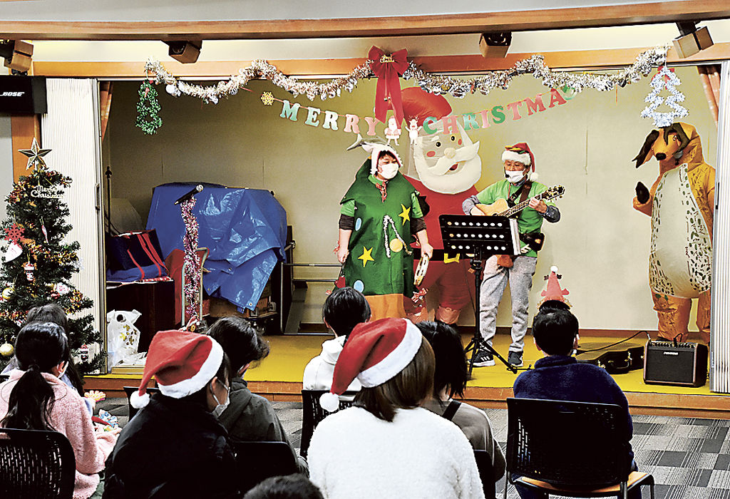 子どもたちが音楽鑑賞などを楽しんだクリスマス会＝熱海市の市総合福祉センター