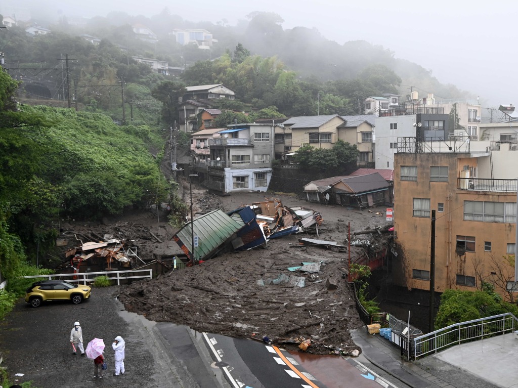 土石流が発生し住宅などが押し流された現場=3日午後3時53分、熱海市伊豆山