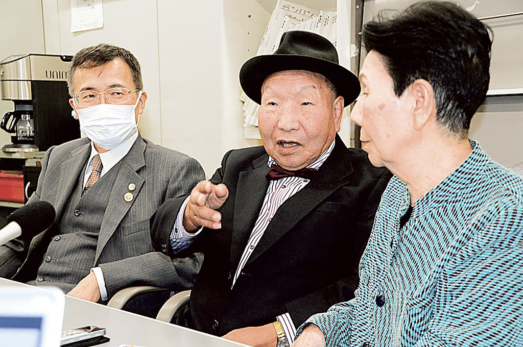 記者会見で発言する袴田巌さん（中央）。右は姉ひで子さん＝県庁