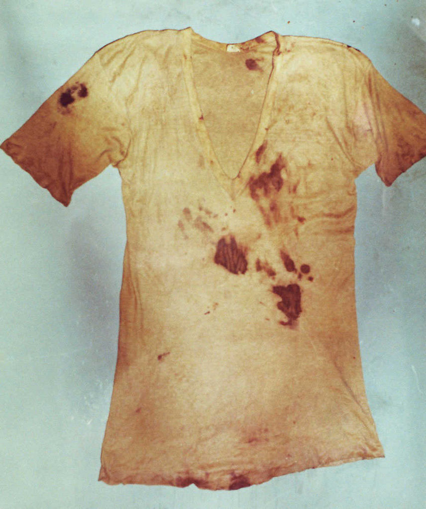 血痕の赤みが見て取れる半袖シャツ。弁護団は１年以上みそに漬かれば「赤みは残らない」とする鑑定書を東京高裁に提出した