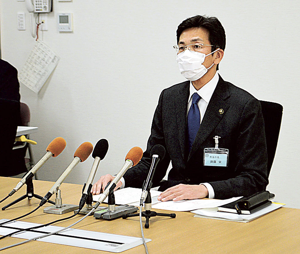 復興計画の策定に向けて住民との対話姿勢を強調する斉藤市長=熱海市役所