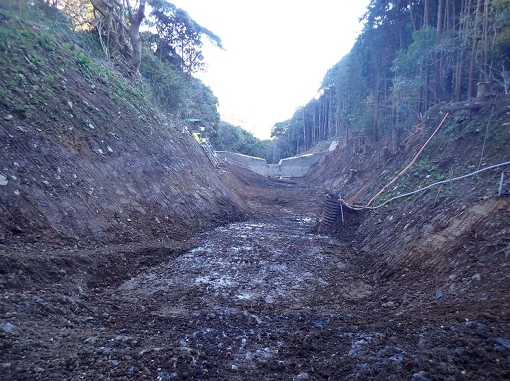 土砂の撤去が完了した砂防ダム＝熱海市伊豆山（国土交通省提供）