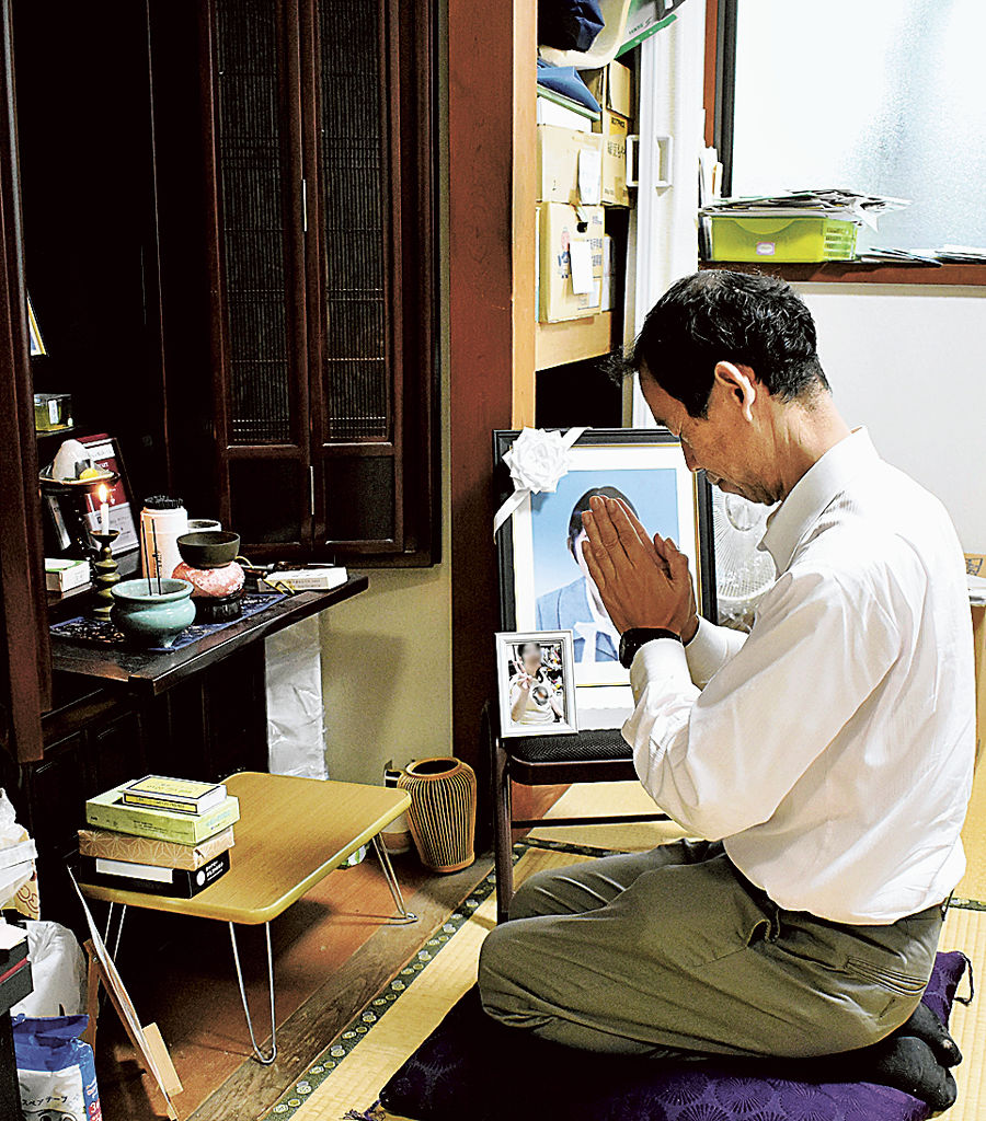 妻美保さん（仮名）の仏壇に手を合わせる渡辺裕之さん＝２０２１年５月下旬、静岡市清水区（画像の一部を加工しています）