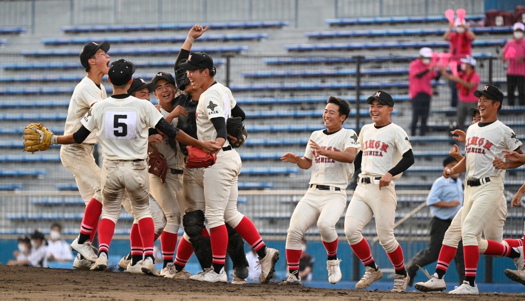 秋季高校野球静岡県大会　優勝を決めてマウンドに集まって喜ぶ日大三島ナイン＝１０月３日、草薙球場