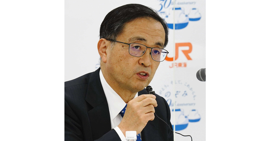 会見するJR東海の金子慎社長=19日午後、名古屋市