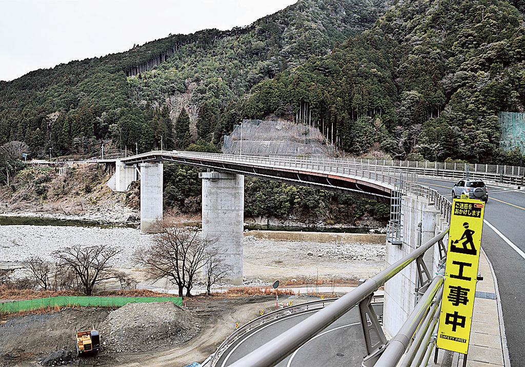 ２０２０年２月に開通した新たな「原田橋」。周辺では道路の拡幅などの工事が進む＝３０日午後、浜松市天竜区佐久間町