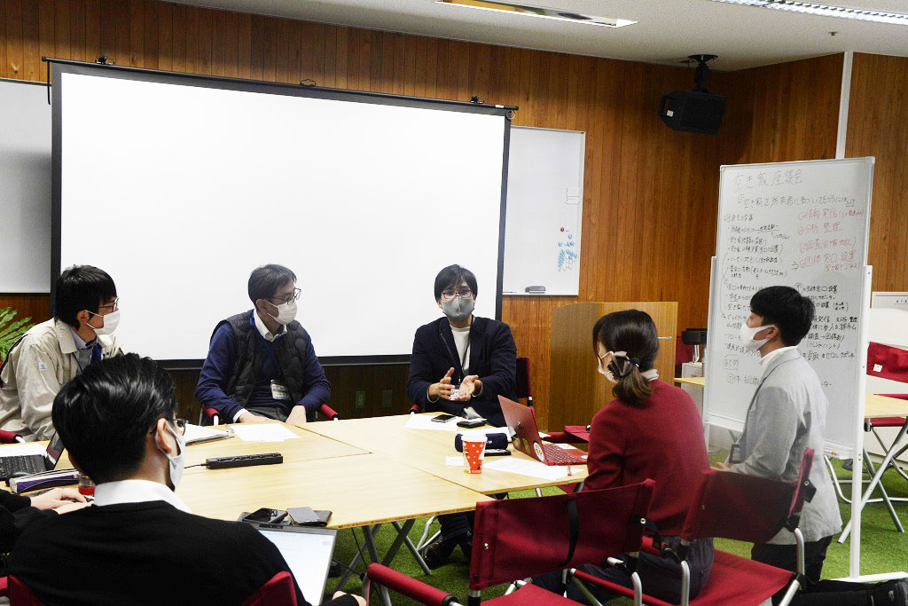 空き家買取専科のメンバーらとのミーティングの様子。静岡移住計画では他業種との連携を進めている＝２１年１２月、静岡市葵区
