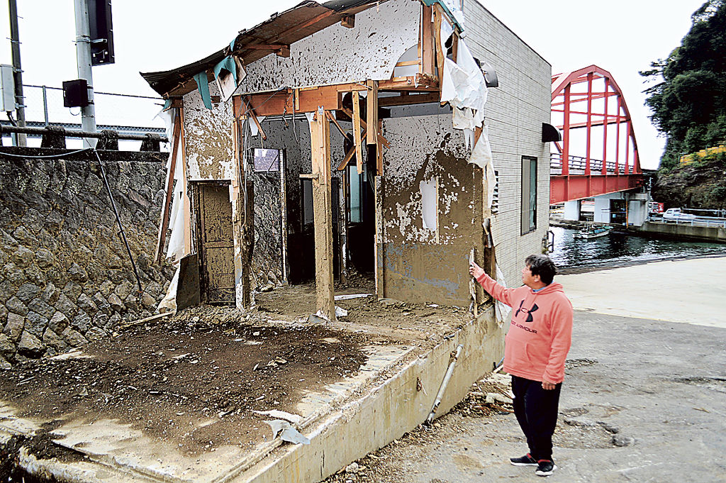 土石流で大きく損壊したままになっているシャワー室＝２日午後、熱海市の伊豆山港