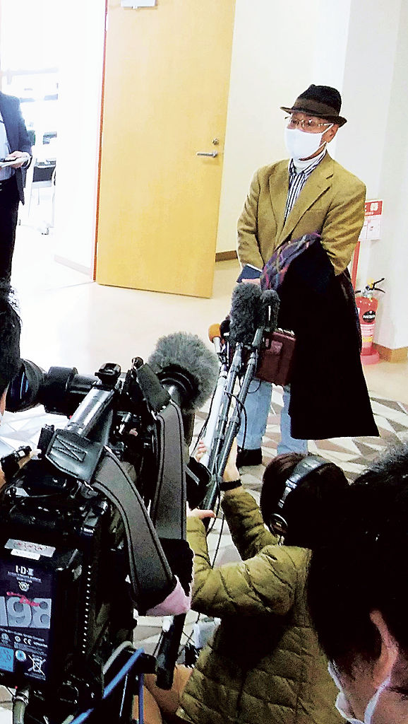 百条委での意見聴取を終えた後、報道陣の取材に応じる参考人(右)=3日午後、熱海市役所