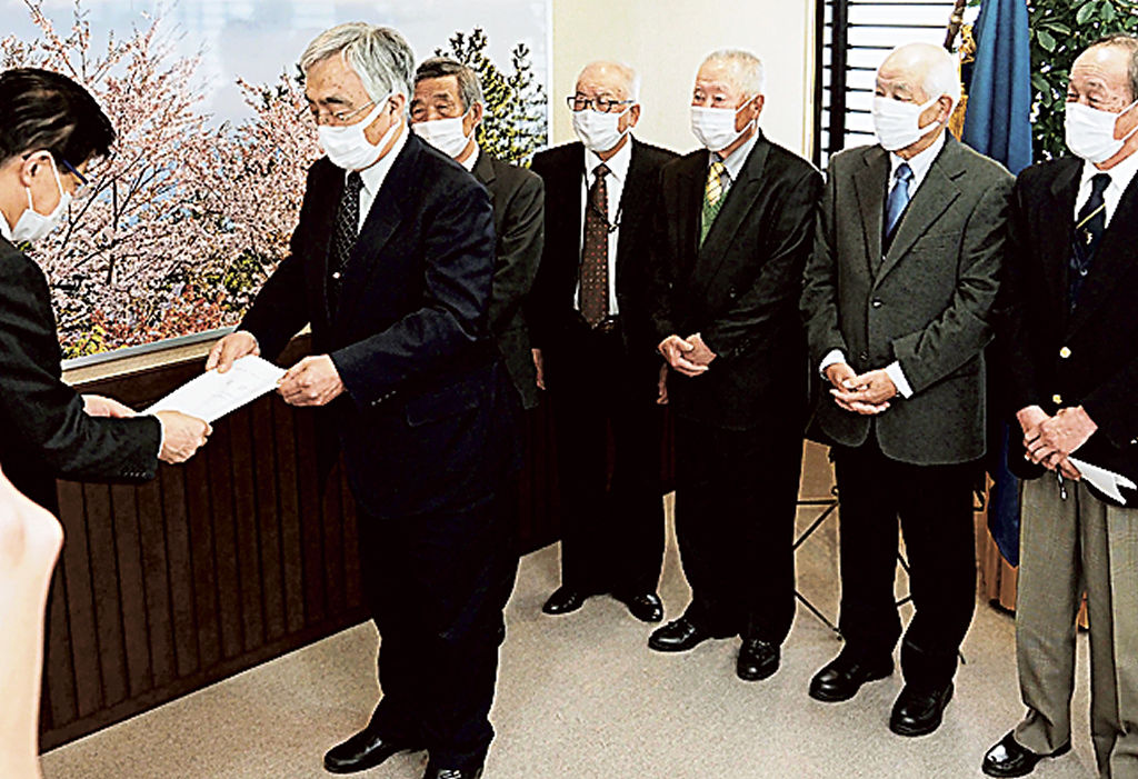 川勝平太知事（左端）に要望書を手渡す大井川漁協の鈴木敏夫組合長（左から２人目）＝１１日午後、県庁