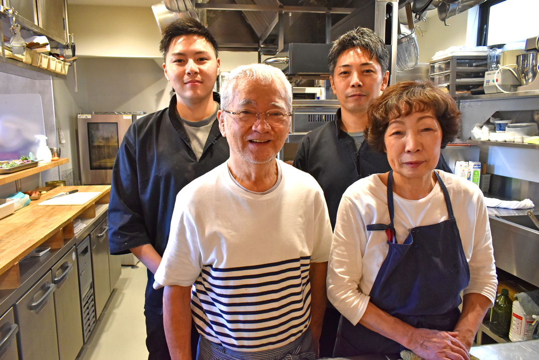 （右上から時計回りに）海野宏幸さん、ふさ子さん、豊さん、純也さん。親子３代で店を切り盛りする＝静岡市清水区のアケボノ・ラ・ターブル