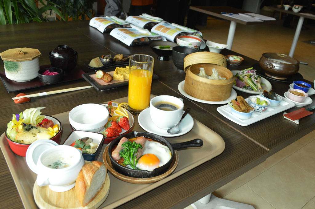 地元食材を使って開発した朝食の試食会＝三島市のおんふらんす