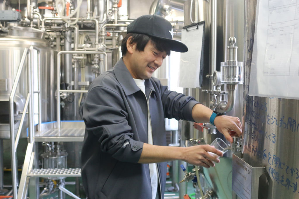 発酵タンクからビールを取り出す渡辺威夫さん＝３月中旬、島田市の１９３バレーブリューイング