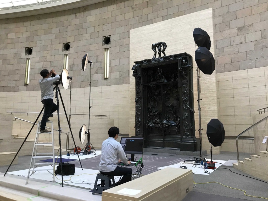 「地獄の門」を撮影するカメラマン＝１１月上旬、県立美術館
