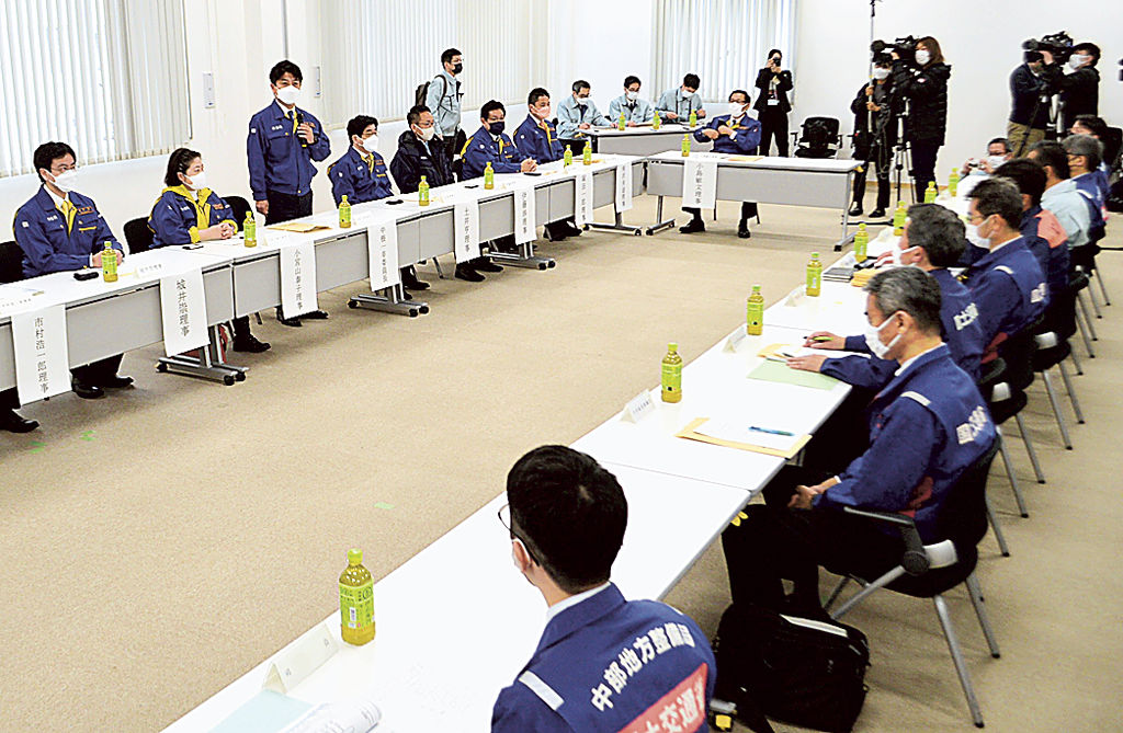 盛り土の規制について熱海市長らと意見交換する衆院国土交通委員会の委員=4日、市役所