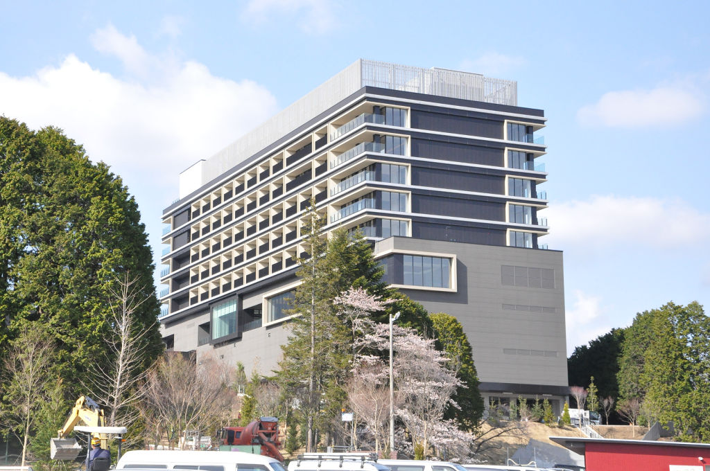 今年秋に開業する予定の富士スピードウェイホテル。建物内に富士モータースポーツミュージアムもできる＝６日午後、小山町