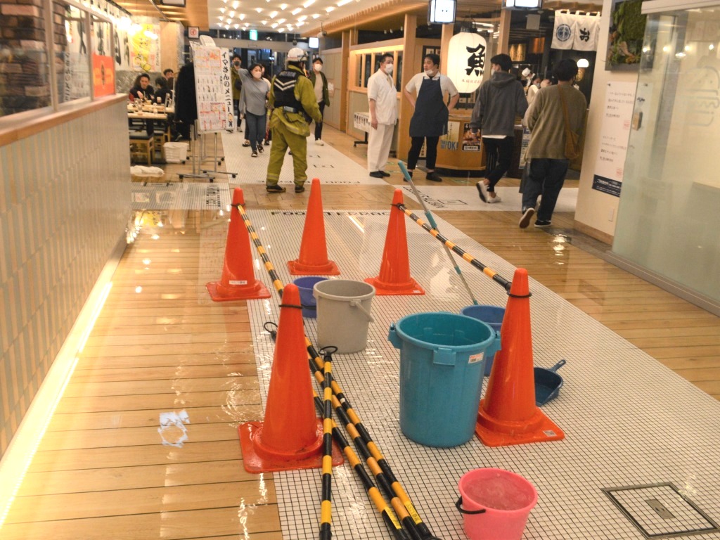 水が押し寄せた飲食店街の通路＝１０日午後８時４０分ごろ、静岡市葵区の「アスティ静岡」西館