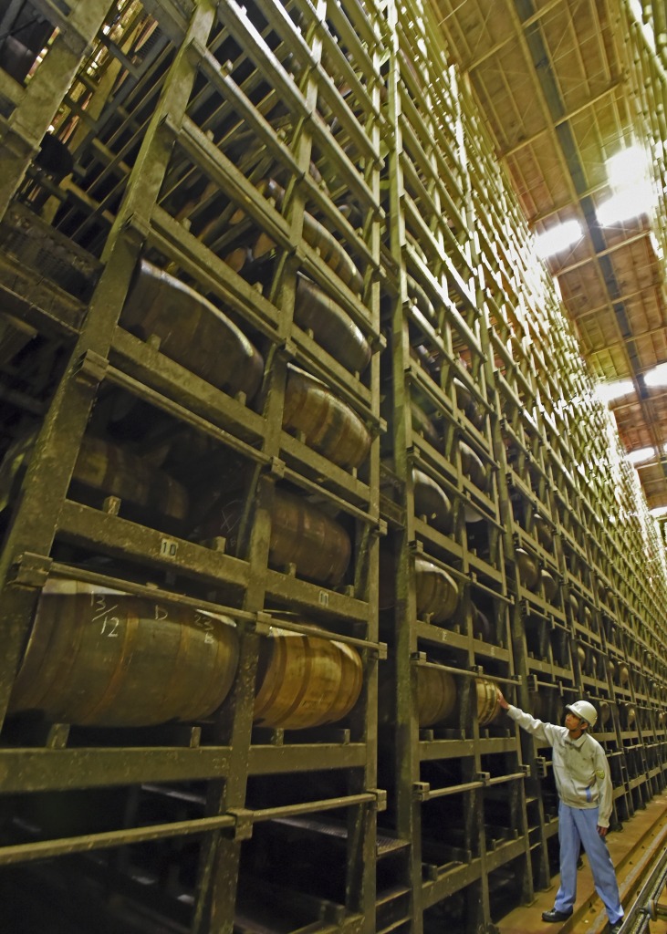 熟成中のウイスキーが高々と積まれた貯蔵庫＝御殿場市のキリンディスティラリー富士御殿場蒸溜所