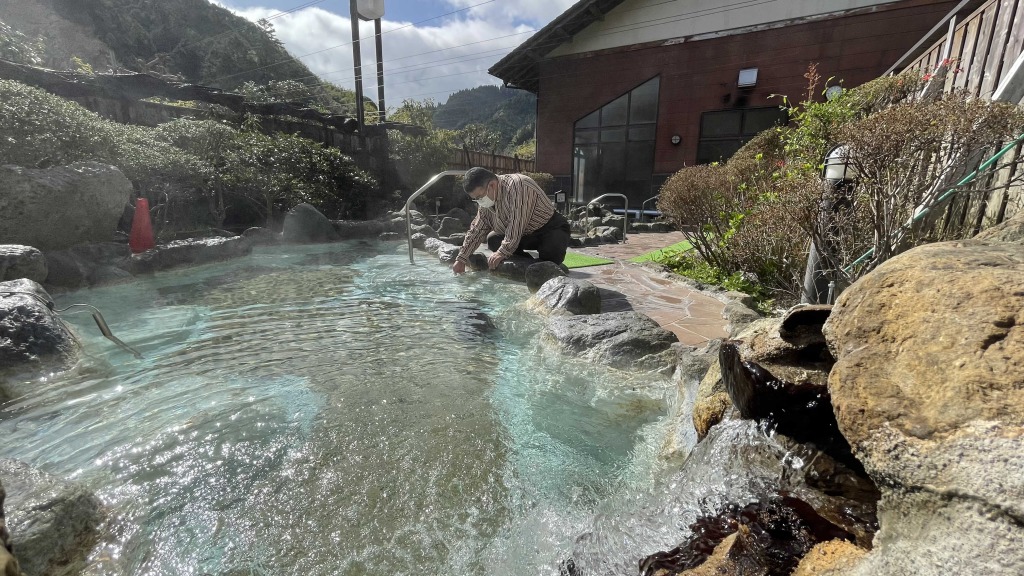 露天に力を入れていて隔週で岩風呂と檜風呂が楽しめる＝静岡市清水区西里のやませみの湯