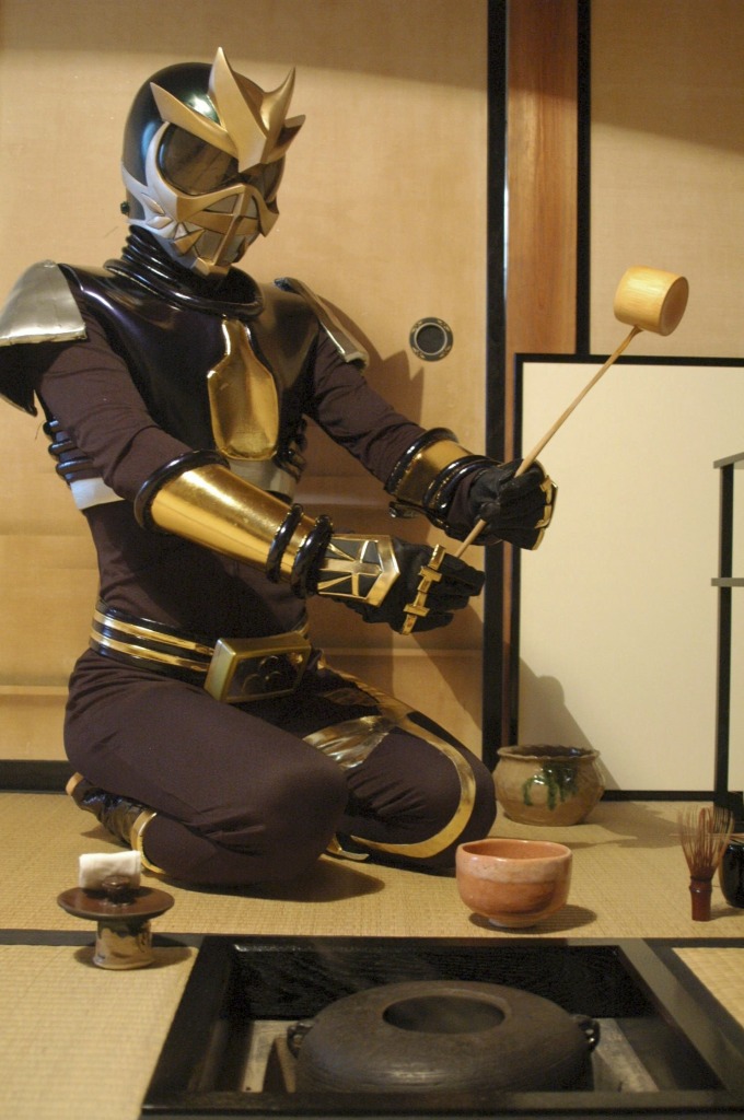 本格的な茶道の心得もあるお茶の新ヒーロー「茶神８８８」＝掛川市内