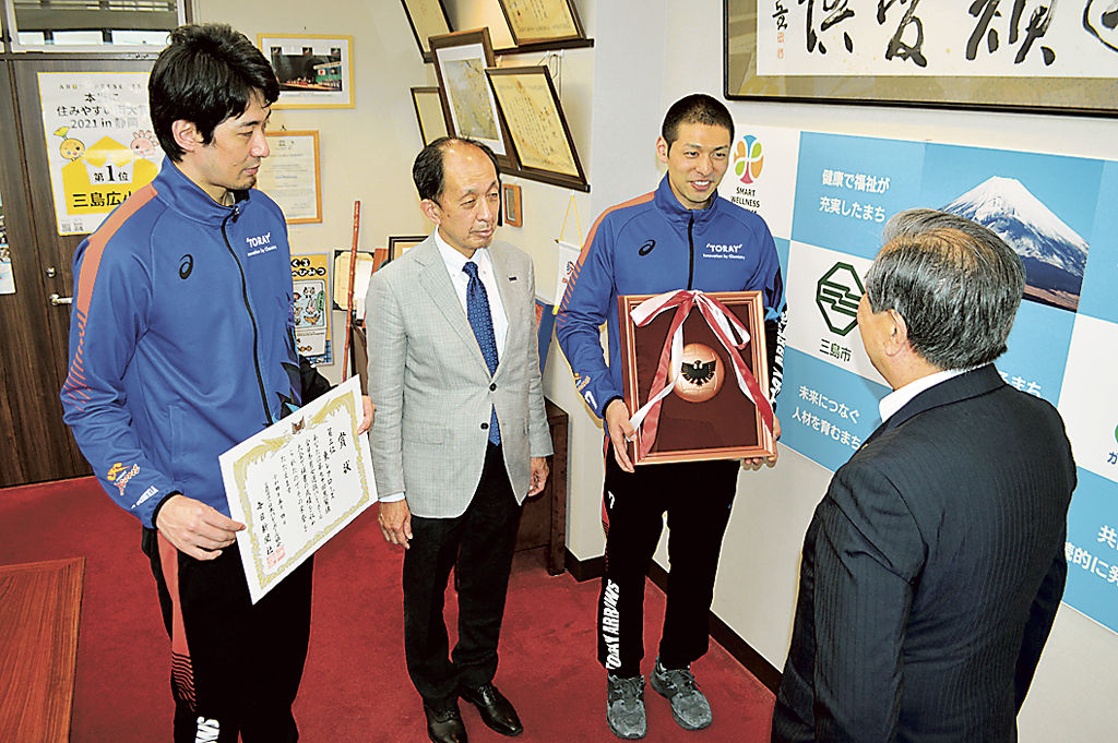 東レアローズ ｖリーグ４位報告 地元の応援 力に 三島市役所 あなたの静岡新聞