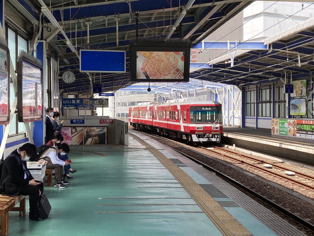 赤電が停車する遠州鉄道新浜松駅。はすみさんはここから乗車した＝５月上旬、浜松市中区