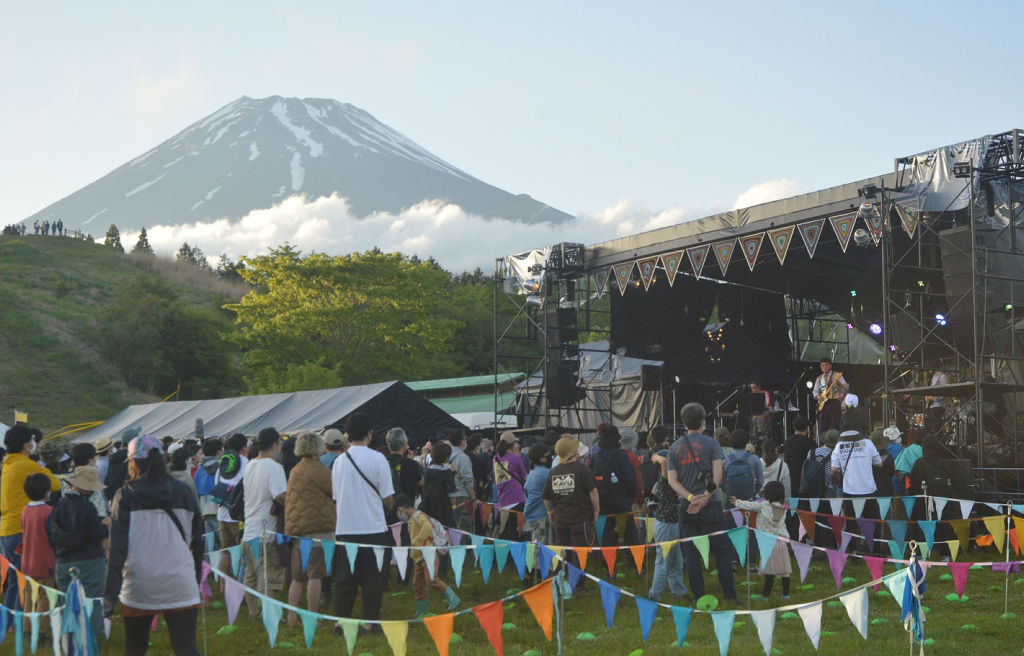 富士山麓で多彩なアーティストが演奏を繰り広げたステージ＝１４日午後、富士市の富士山こどもの国
