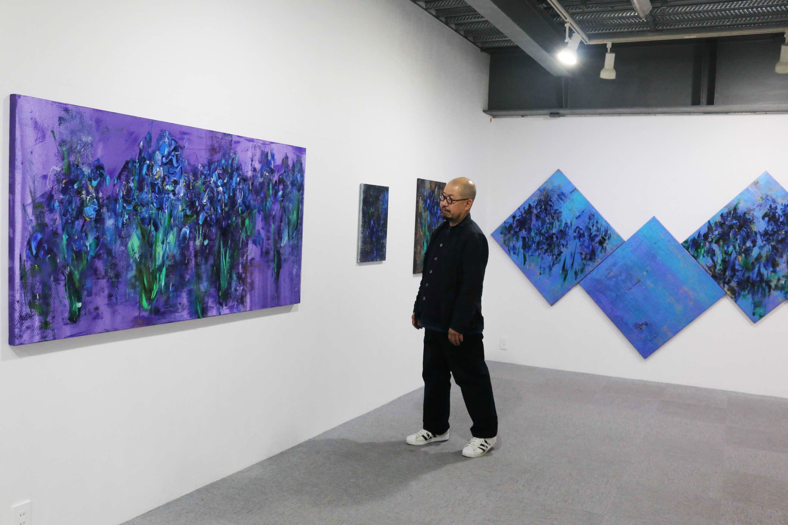 サテン布の光沢を生かした平面作品で空間構成した奈木さんの個展＝藤枝市のアートカゲヤマ画廊