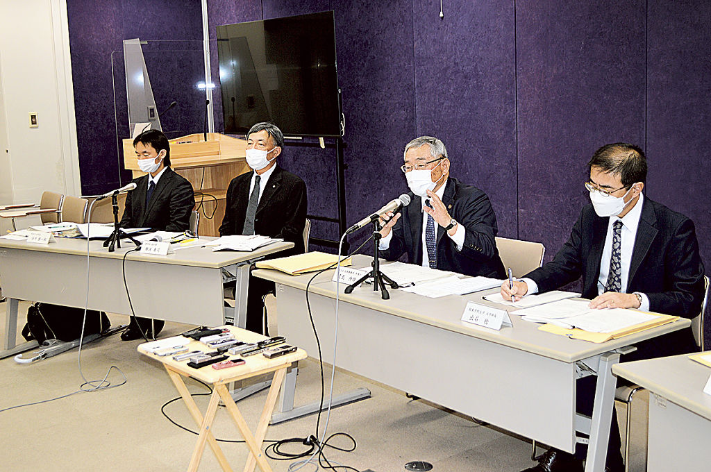 行政手続きに関する検証の最終報告をまとめ記者会見に臨む青島伸雄委員長（右から２人目）ら＝１３日午後、県庁
