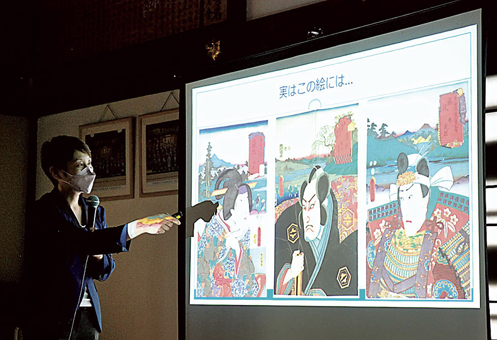 藤枝の風景などが描かれた浮世絵について解説する石上さん＝藤枝市の蓮生寺