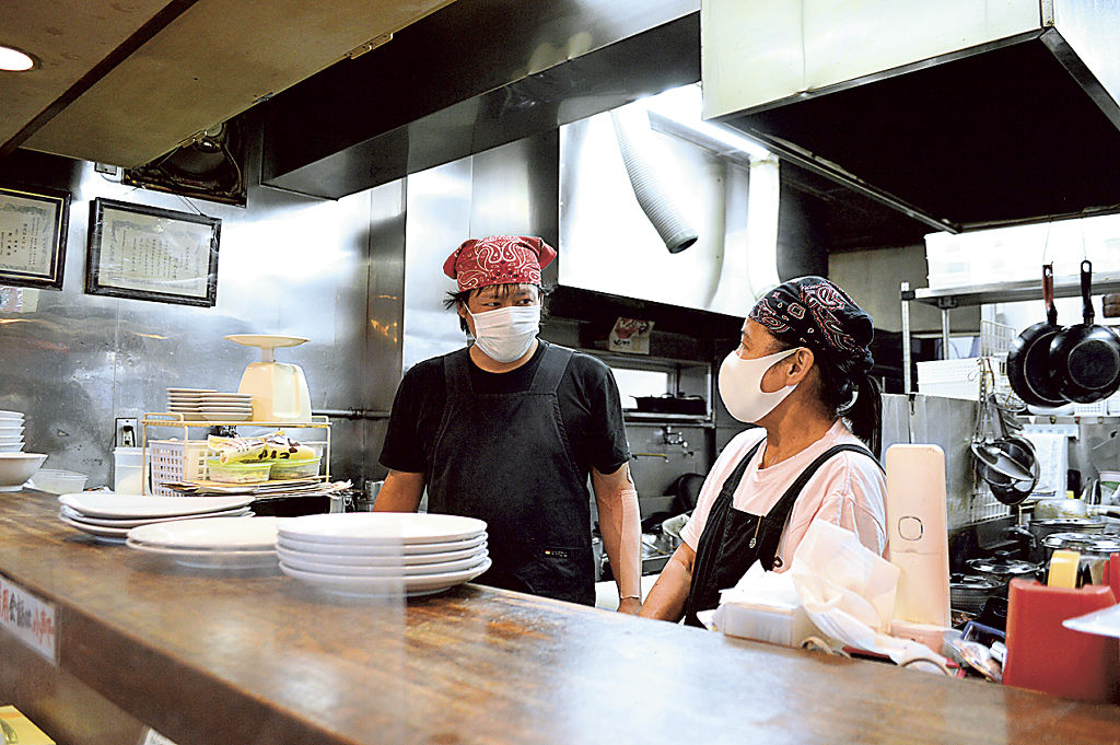 厨房で話をする益江さん（右）と隆治さん＝静岡市駿河区大谷の食堂あんと