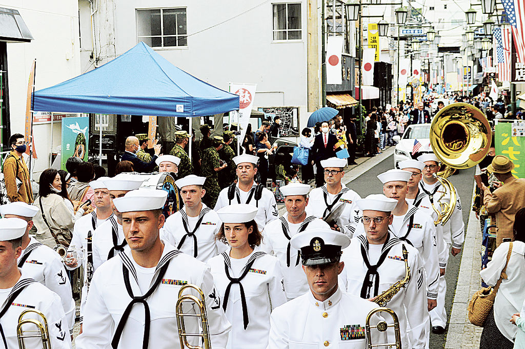 公式パレードが繰り広げられた初日の黒船祭＝下田市二丁目
